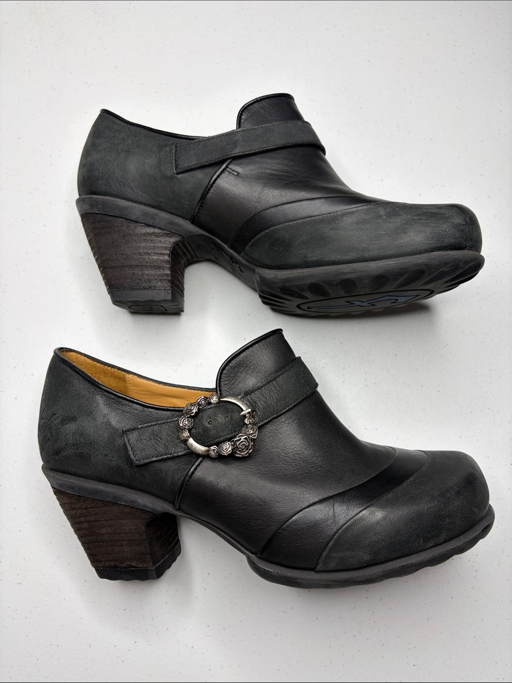 John Fluevog Hopefuls Faith Black Rose Buckle Clogs Size 10 - Like New